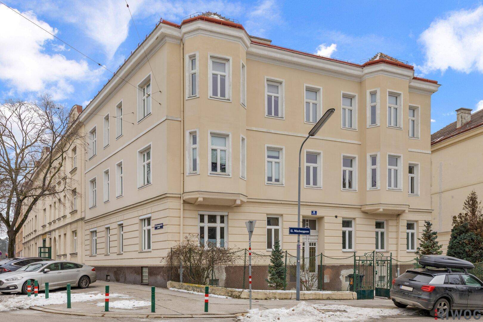 Eckgebäude mit klassischer Architektur, großen Fenstern und gepflegter Fassade.