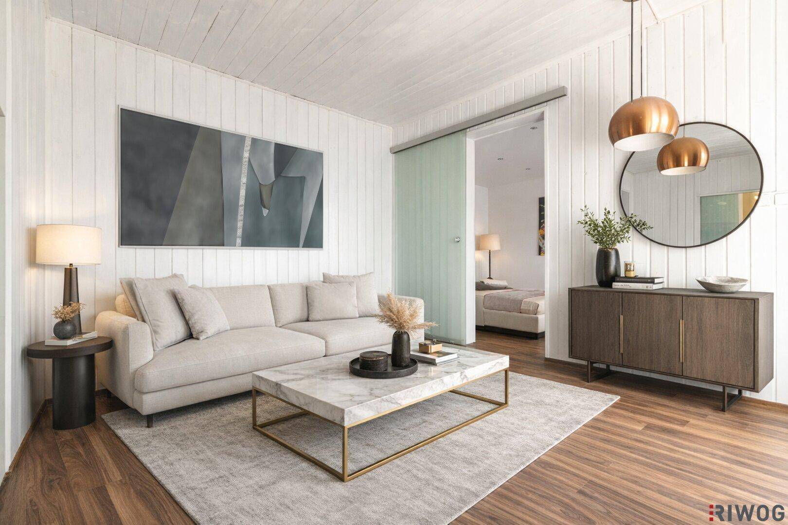 Modern eingerichtetes Wohnzimmer mit beigem Sofa, Marmor-Couchtisch und Holzboden.