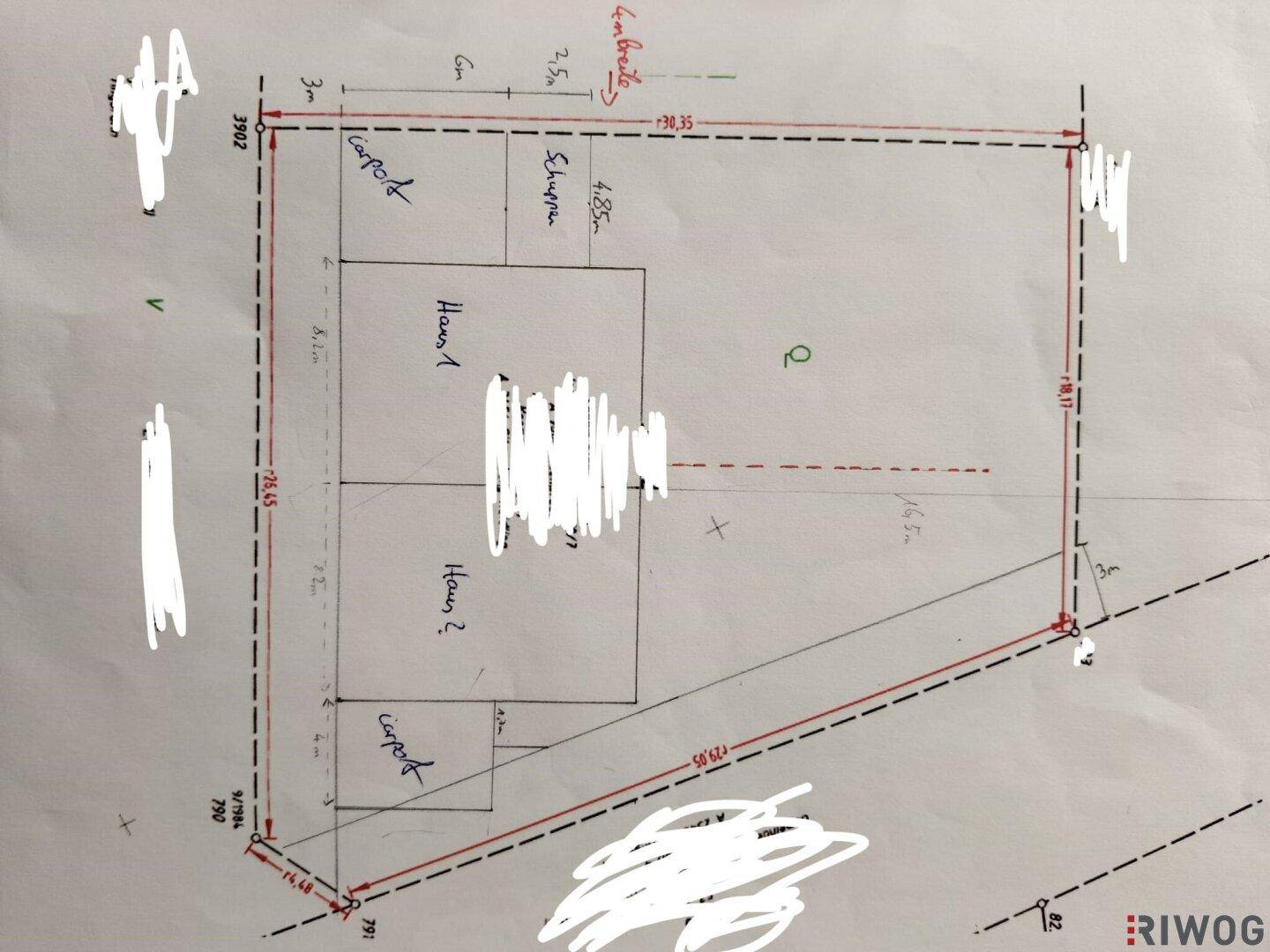 Handgezeichneter Lageplan mit zwei geplanten Häusern und Grundstücksabmessungen.
