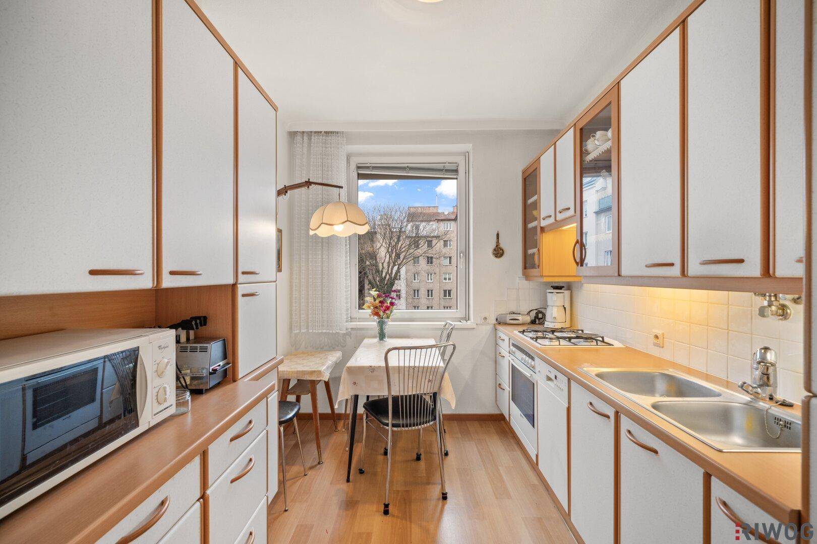 Küche mit Essbereich, Einbauküche und Fenster mit Stadtblick.