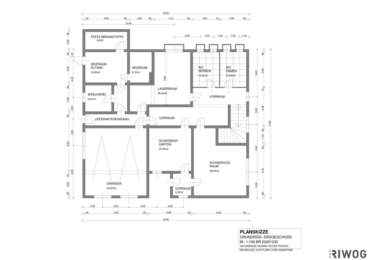 Grundriss des Erdgeschosses mit Garage, Heizräumen, Lagerräumen und Toiletten.