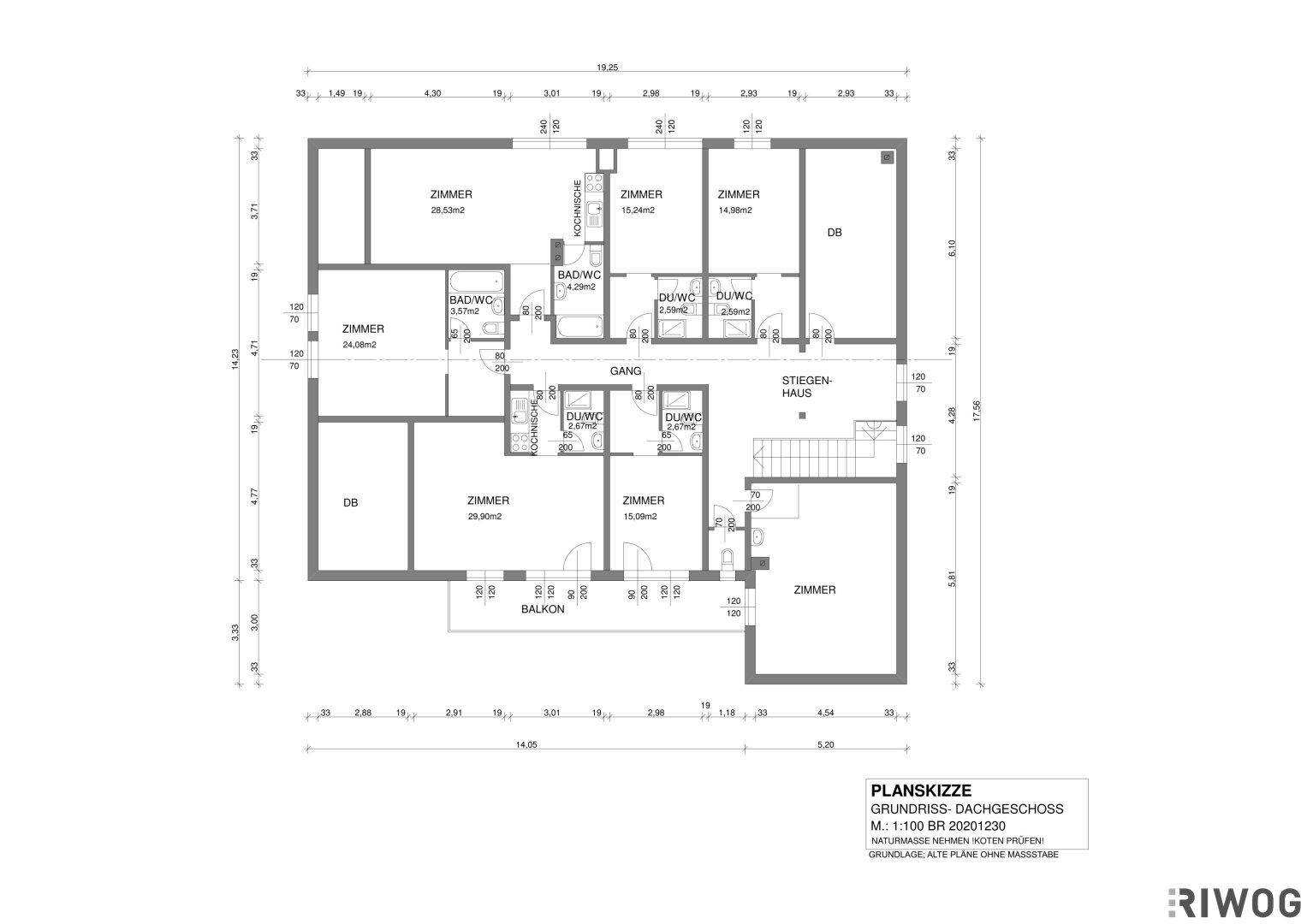 Grundriss des Dachgeschosses mit mehreren Zimmern, Bädern und einem Balkon.