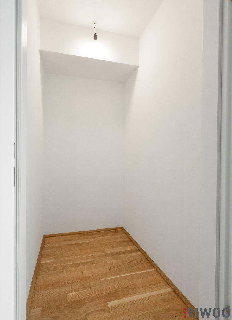 Kleiner, leerer Abstellraum mit Holzboden, bietet praktischen Stauraum.