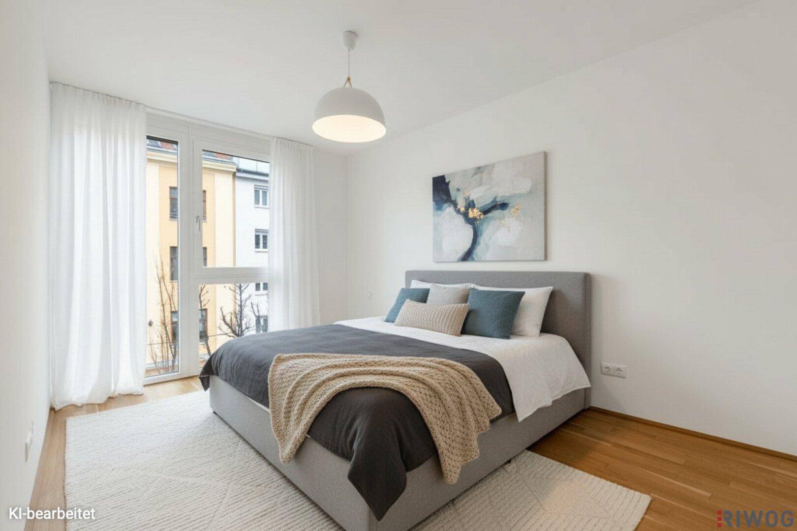 Modernes Schlafzimmer mit Doppelbett, Teppich und großen Fenstern für viel Tageslicht.