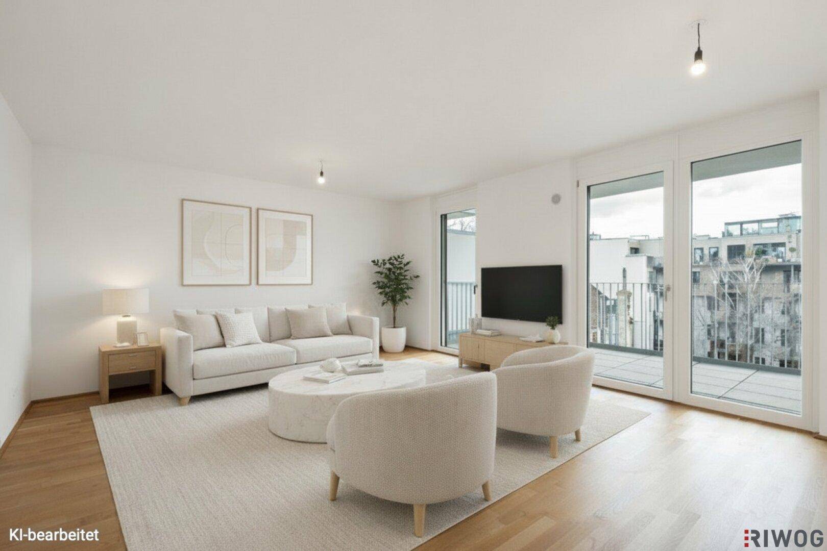 Modern eingerichtetes Wohnzimmer mit hellem Parkettboden, großen Fenstern und Zugang zum Balkon.