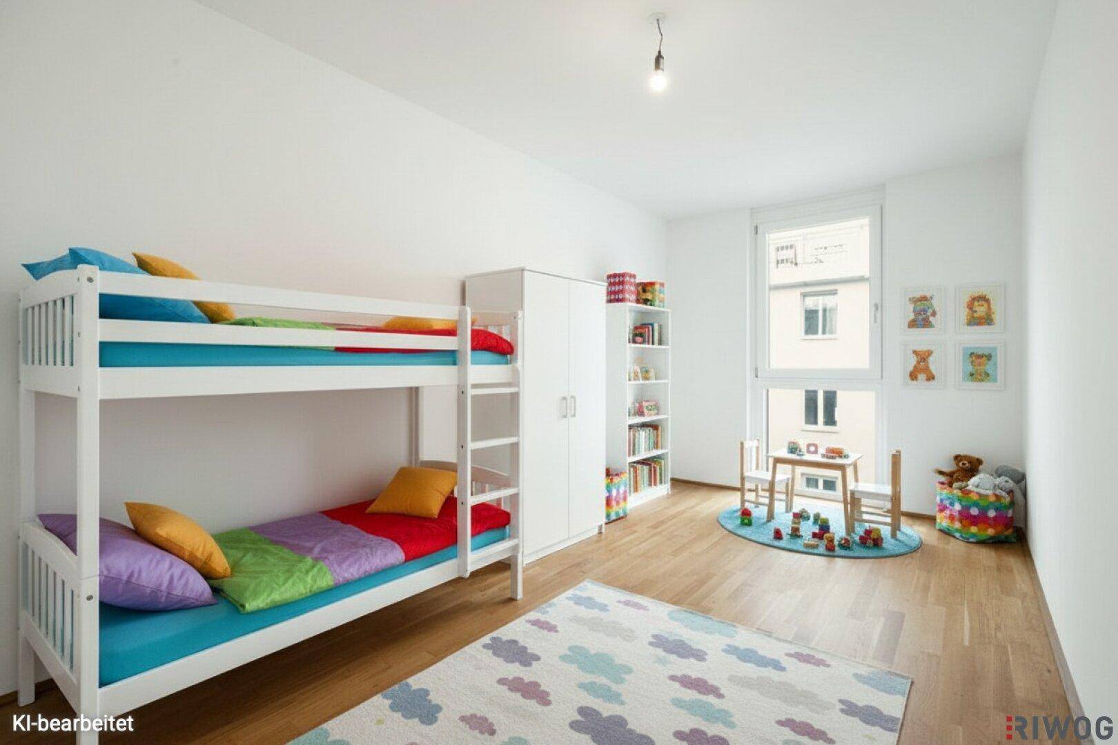 Freundliches Kinderzimmer mit Etagenbett, Spielbereich und großem Fenster, ideal für junge Familien.