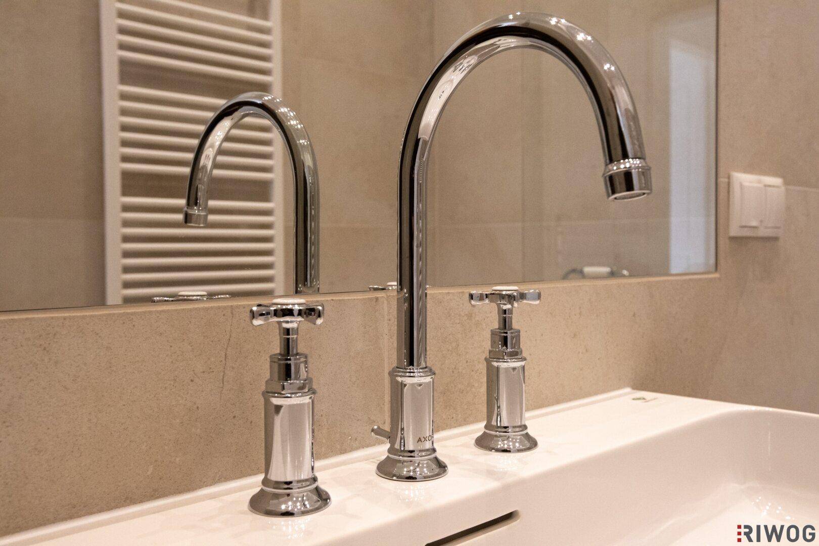 Detailaufnahme des modernen Waschbeckens mit eleganten Armaturen im Badezimmer, hochwertig verarbeitet.