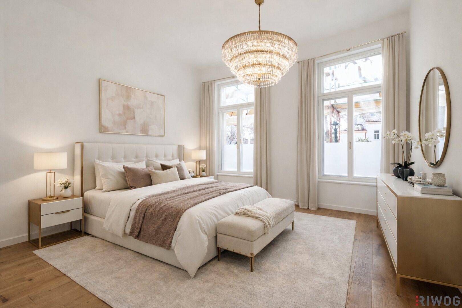 Elegantes Schlafzimmer mit großem Bett, Kronleuchter und Holzboden, bietet luxuriösen Komfort.