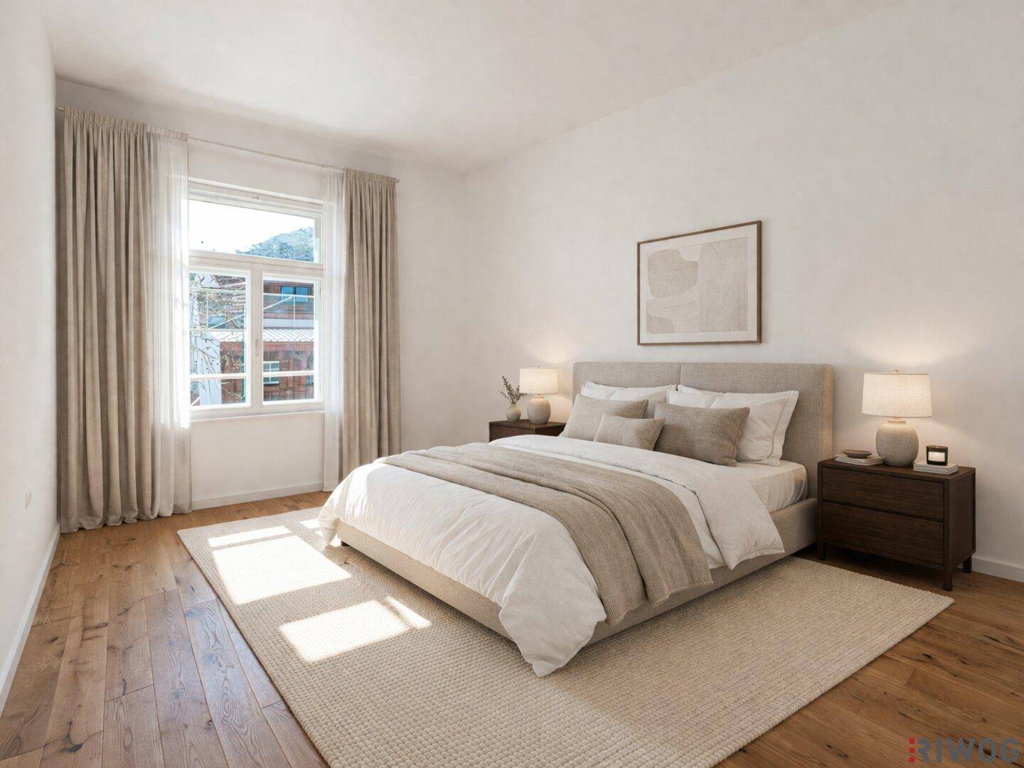 Modern eingerichtetes Schlafzimmer mit Holzboden, großem Fenster und beiger Dekoration.