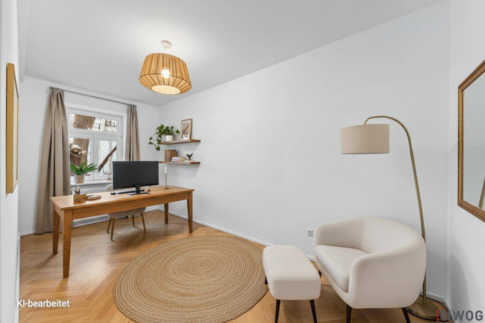 Ruhiges Arbeitszimmer mit Parkettboden, Holzschreibtisch und bequemer Sitzgelegenheit.