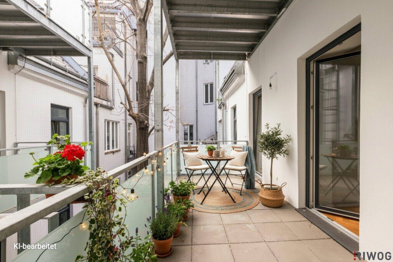 Gemütlicher Balkon mit Sitzgelegenheiten und Pflanzen, ideal für entspannte Stunden im Freien.