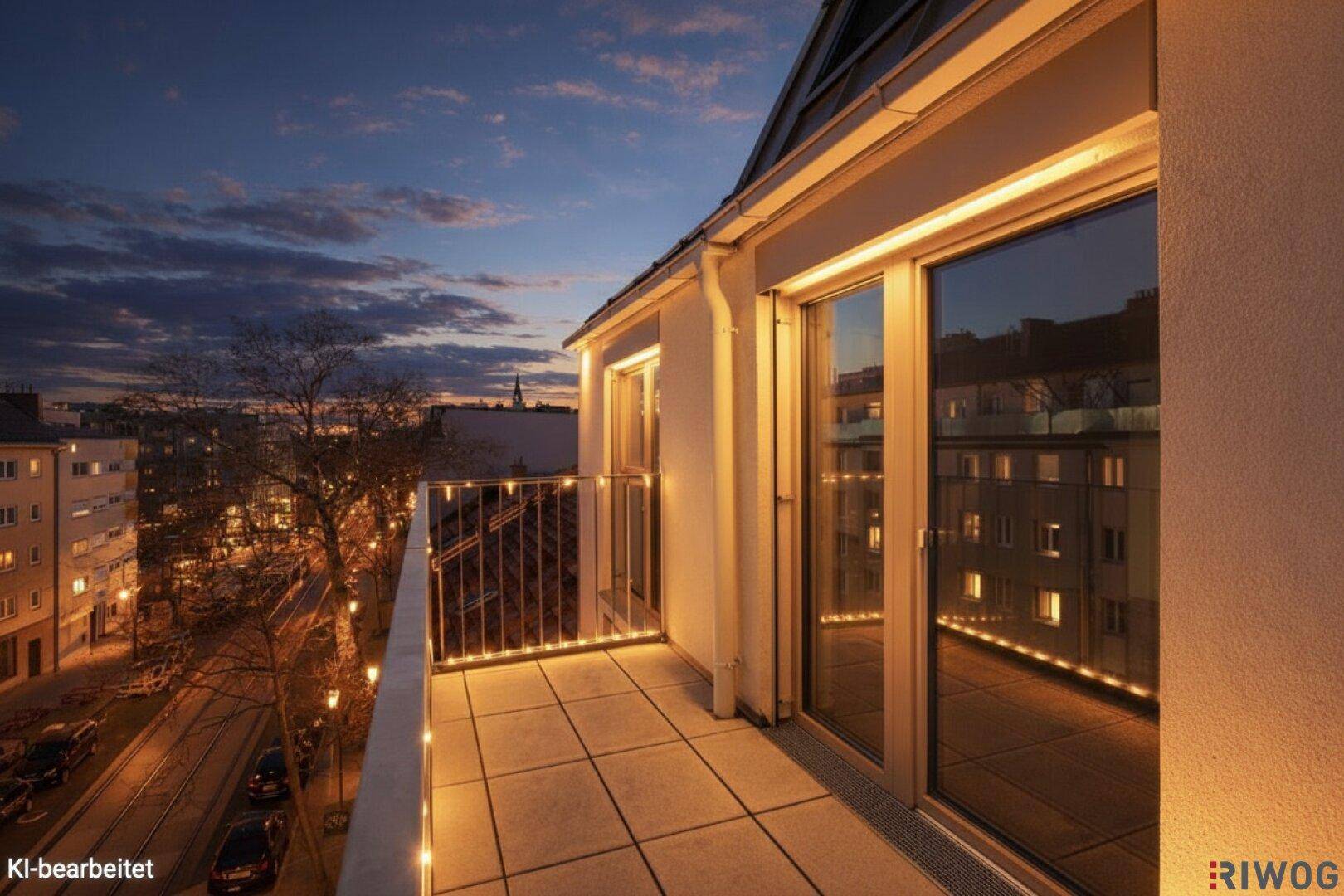Beleuchteter Balkon am Abend mit Blick auf die Stadt und die umliegenden Gebäude.