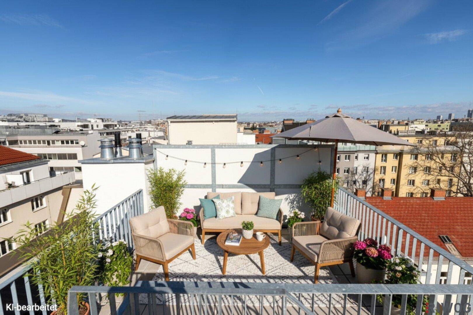 Gemütliche Dachterrasse mit Sitzgelegenheiten, Pflanzen und Sonnenschirm unter blauem Himmel.