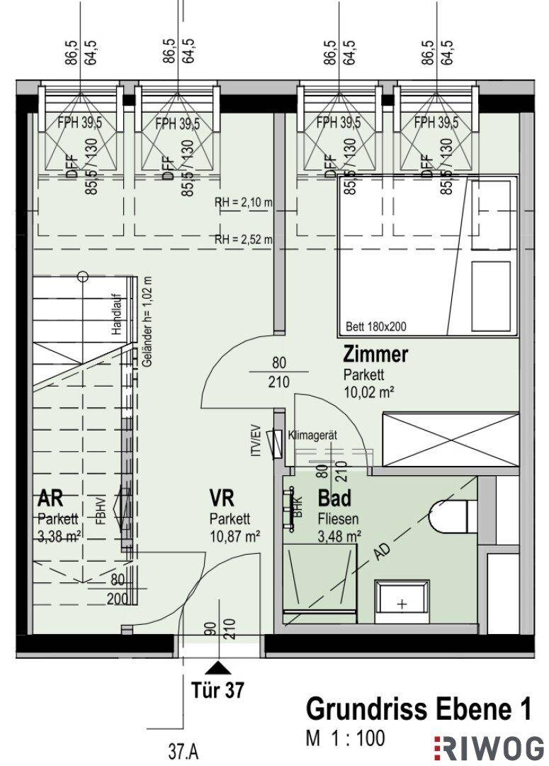 Grundriss Ebene 1 zeigt ein Schlafzimmer, Bad und Vorraum mit Parkettboden.