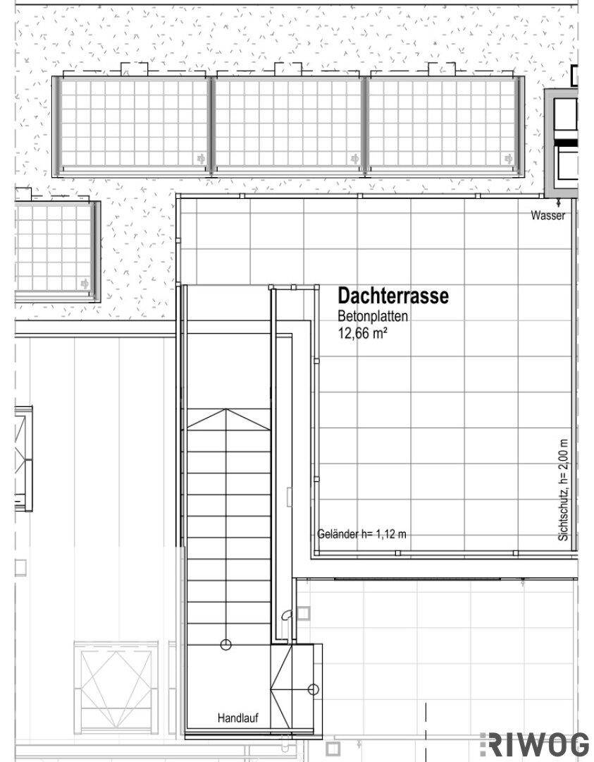 Grundriss zeigt eine Dachterrasse mit Betonplatten und Zugang über eine Treppe.