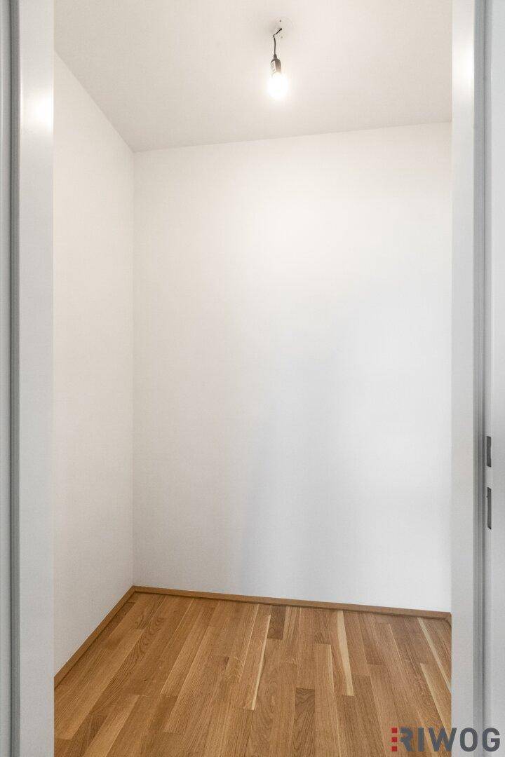 Kleiner, heller Raum mit Parkettboden, ideal als Abstellraum oder begehbarer Kleiderschrank.
