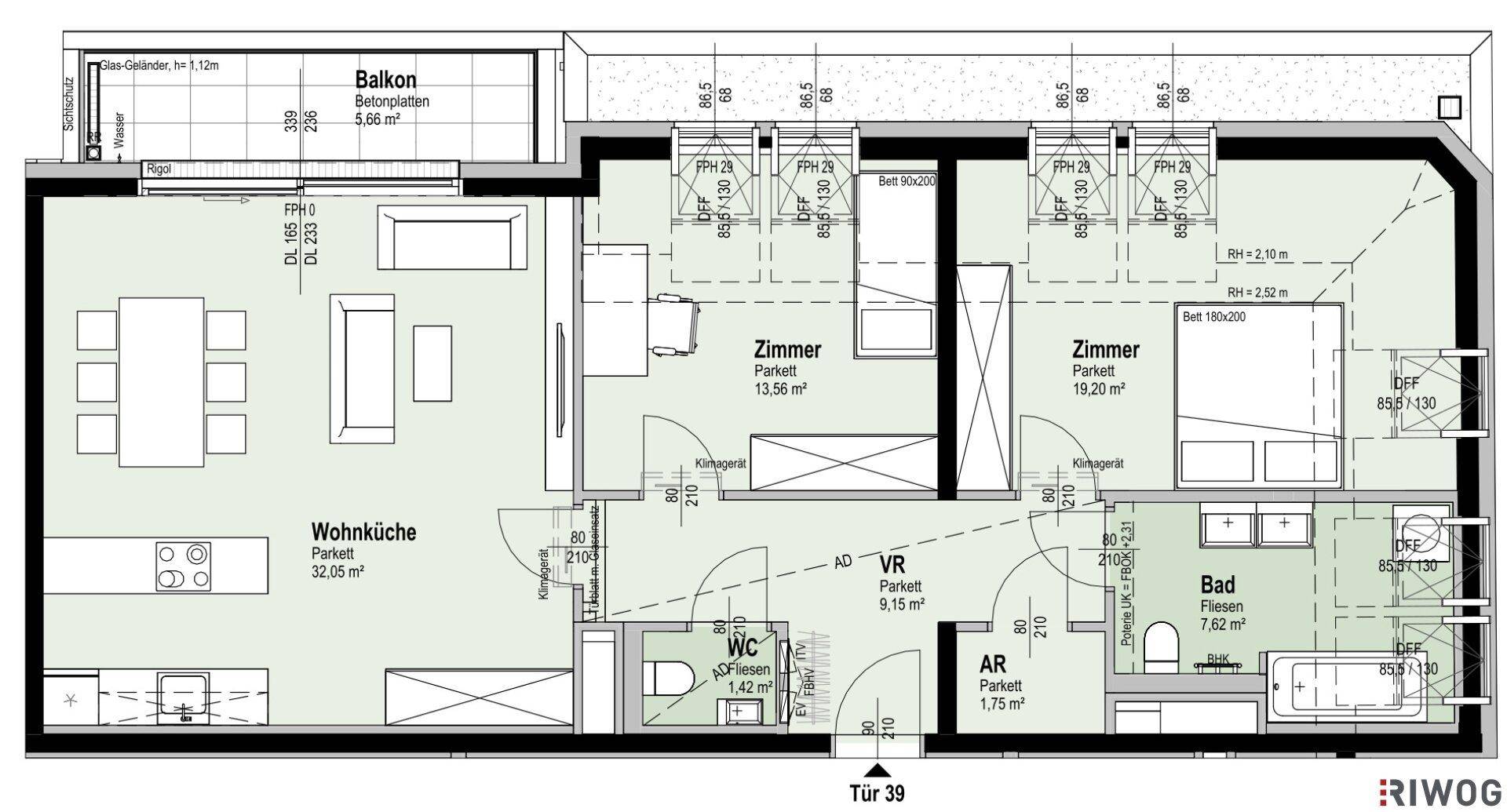 Detaillierter Grundriss einer Wohnung mit Wohnküche, zwei Zimmern und Balkon.