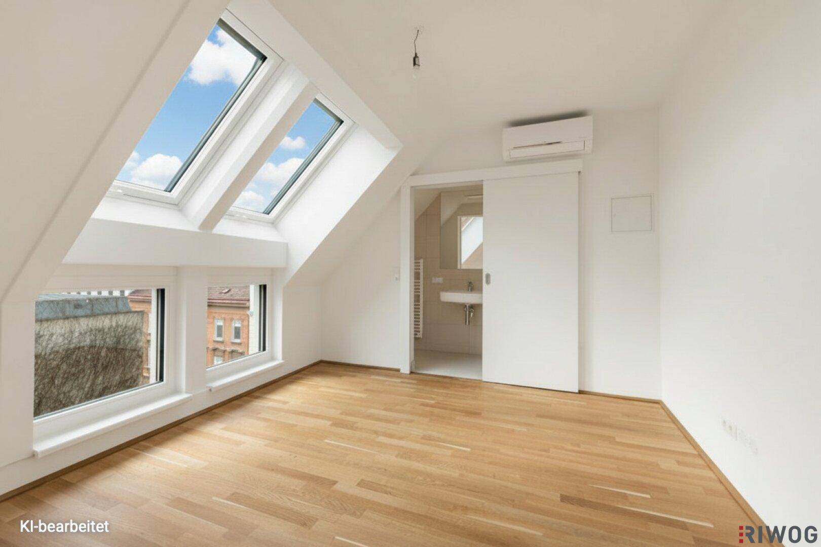 Helles Schlafzimmer mit Holzboden, Dachfenstern und Klimaanlage, mit Badzugang.