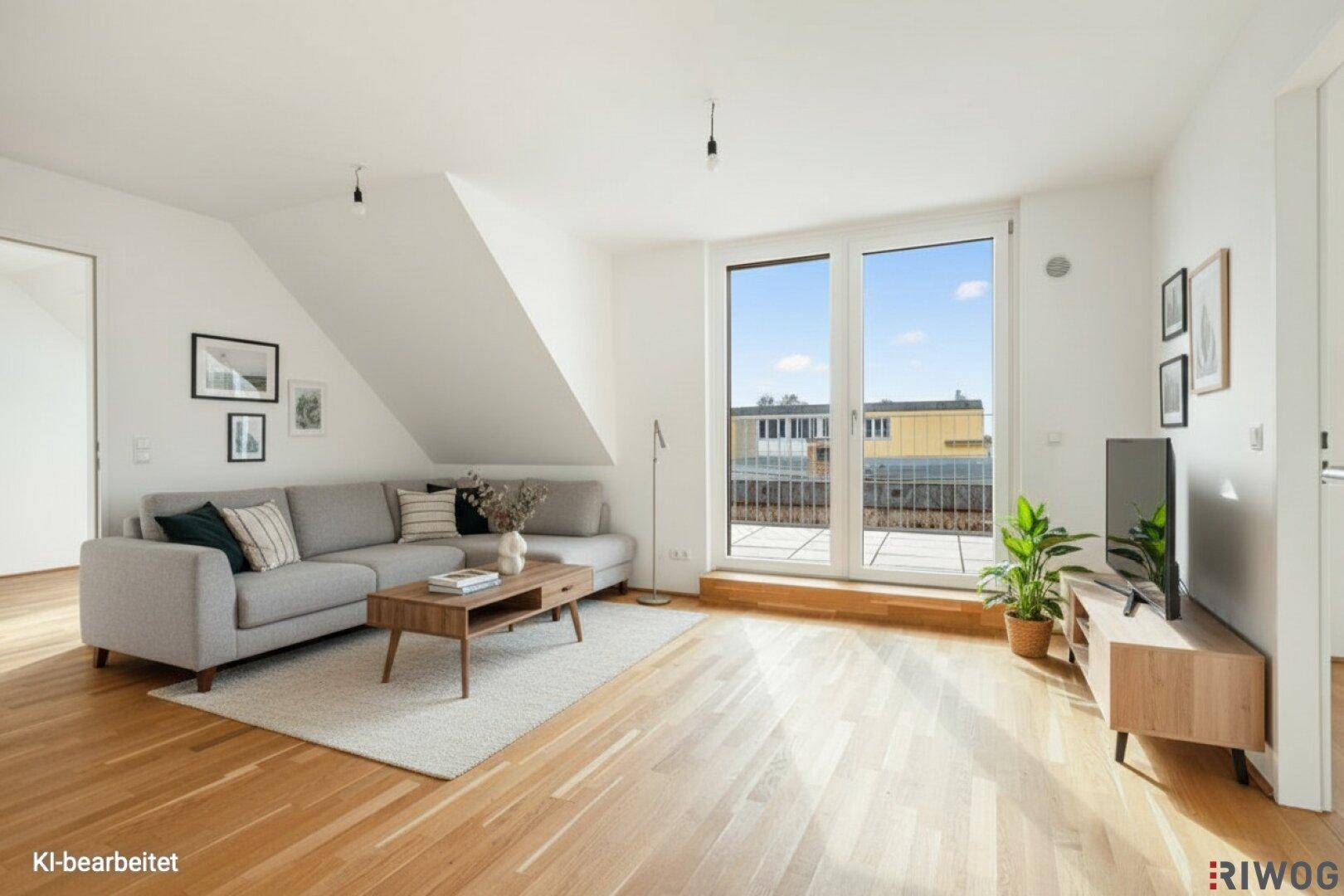 Gemütliches Wohnzimmer mit Holzboden, Schrägdecke und Zugang zu einem Balkon.