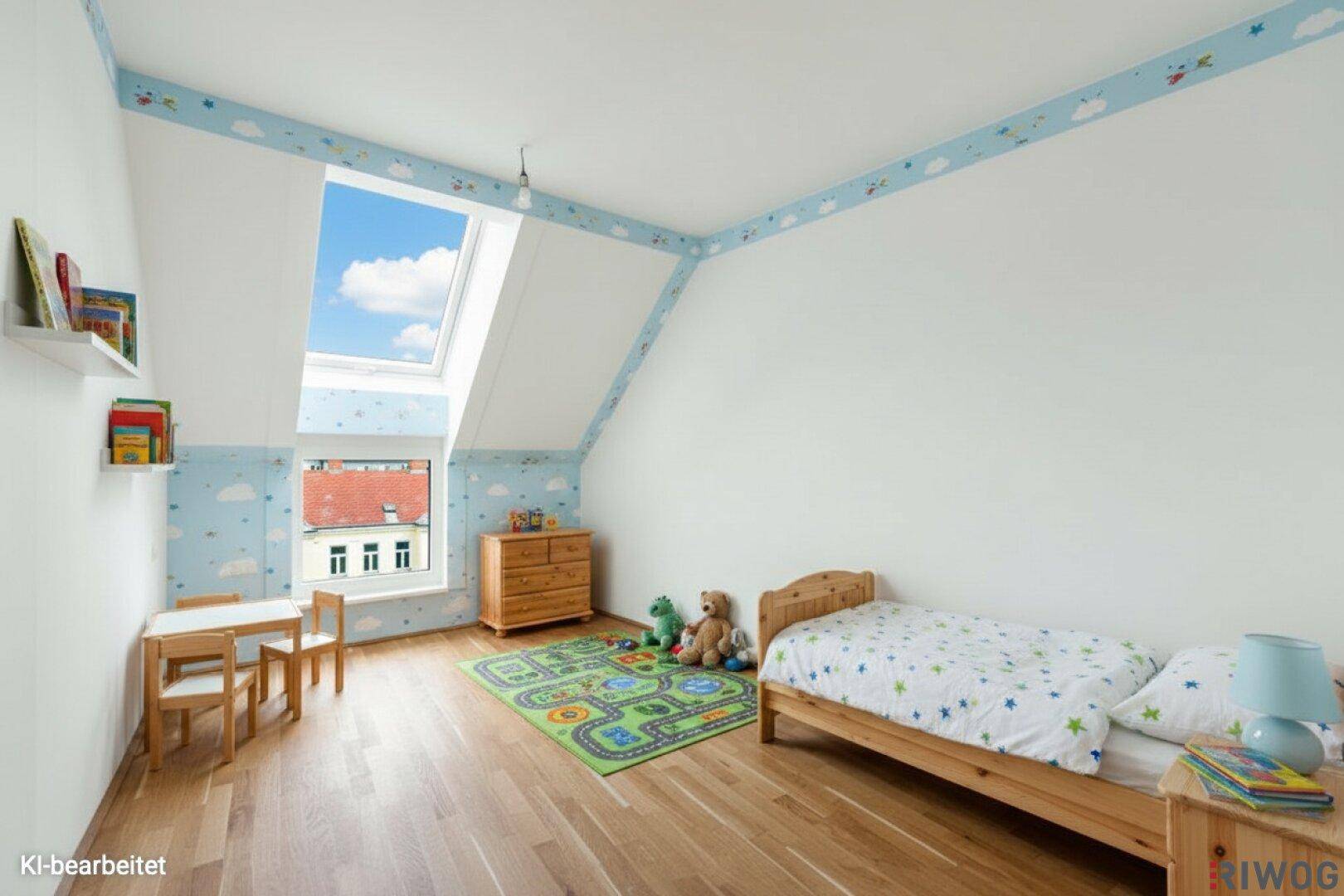 Kinderzimmer mit Holzboden, Dachfenster und verspielter Wanddekoration.
