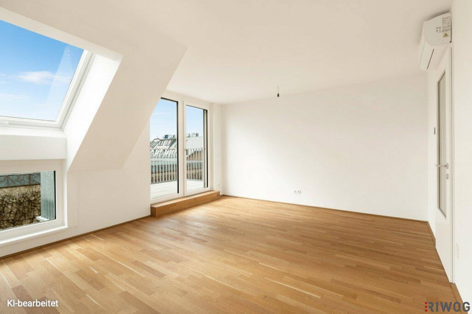 Lichtdurchfluteter Raum mit Holzboden, Dachfenstern und Klimaanlage.