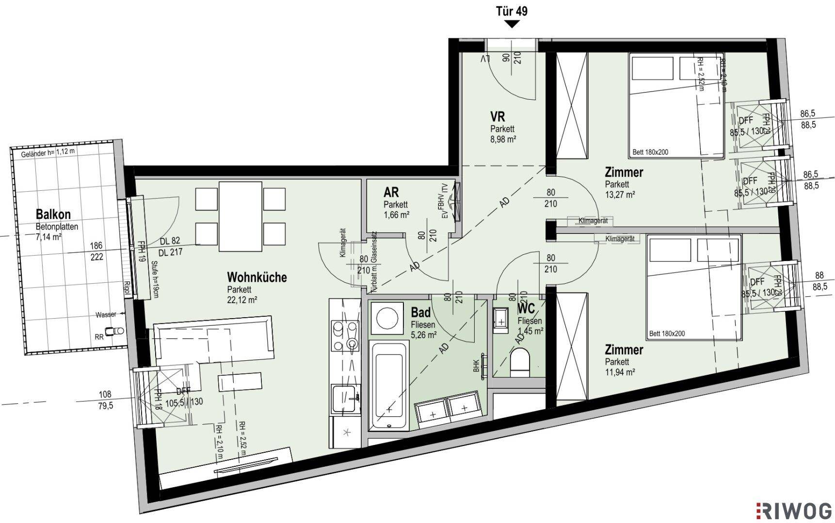 Grundriss einer Wohnung mit Balkon, Wohnküche und zwei Schlafzimmern.