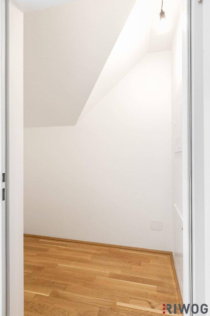 Kleiner Raum mit Parkettboden und Dachschräge, ideal als Abstellraum.