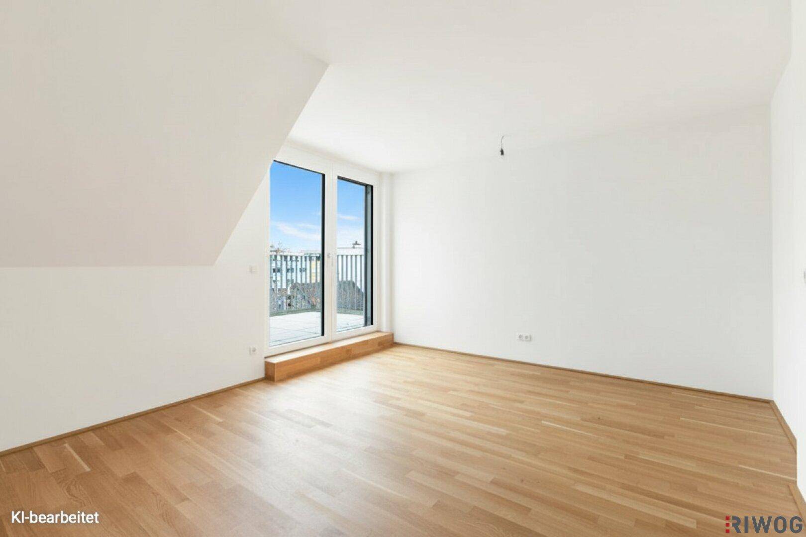 Geräumiges Zimmer mit Parkettboden, großen Fenstern und viel Tageslicht.