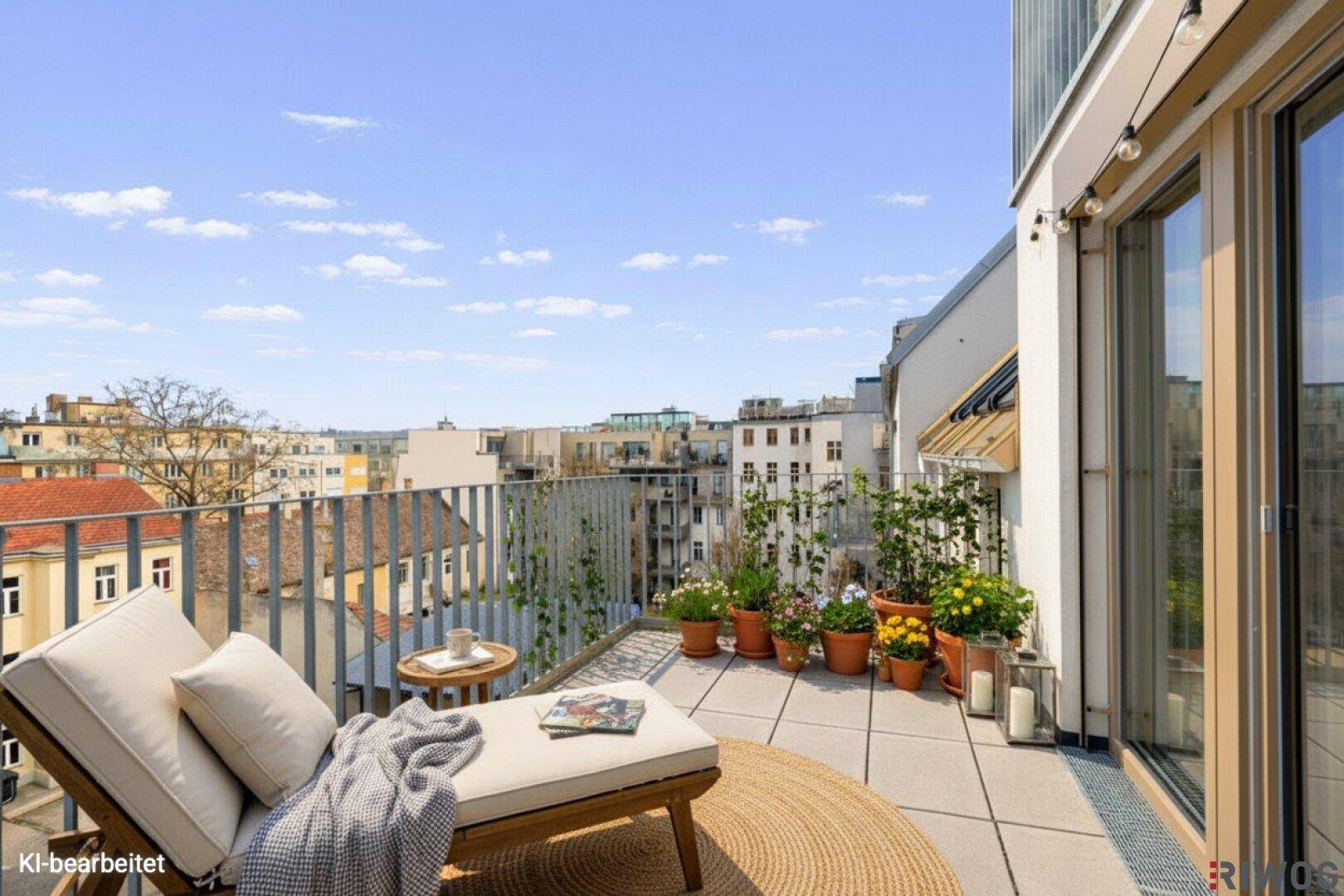 Geräumiger Balkon mit Liegestuhl, Pflanzen und Blick auf die umliegende Stadt.
