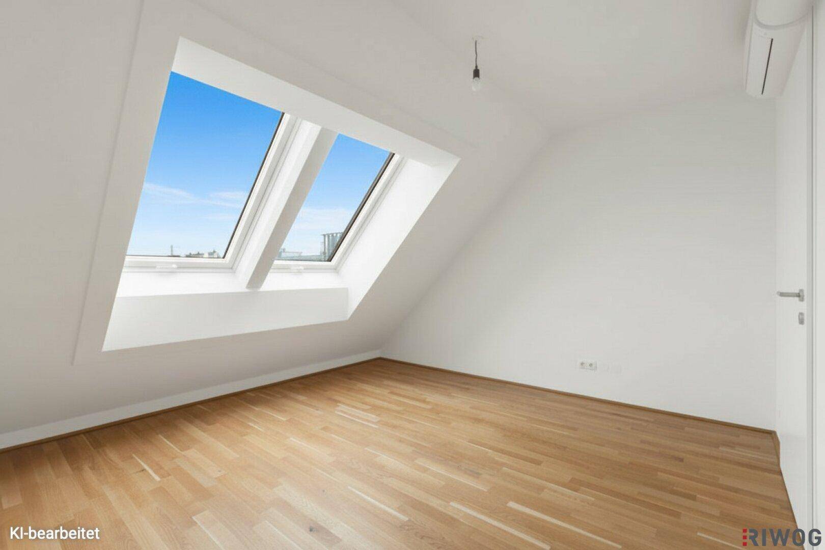 Geräumiges Schlafzimmer im Dachgeschoss mit Parkettboden, Dachschräge und Klimaanlage.