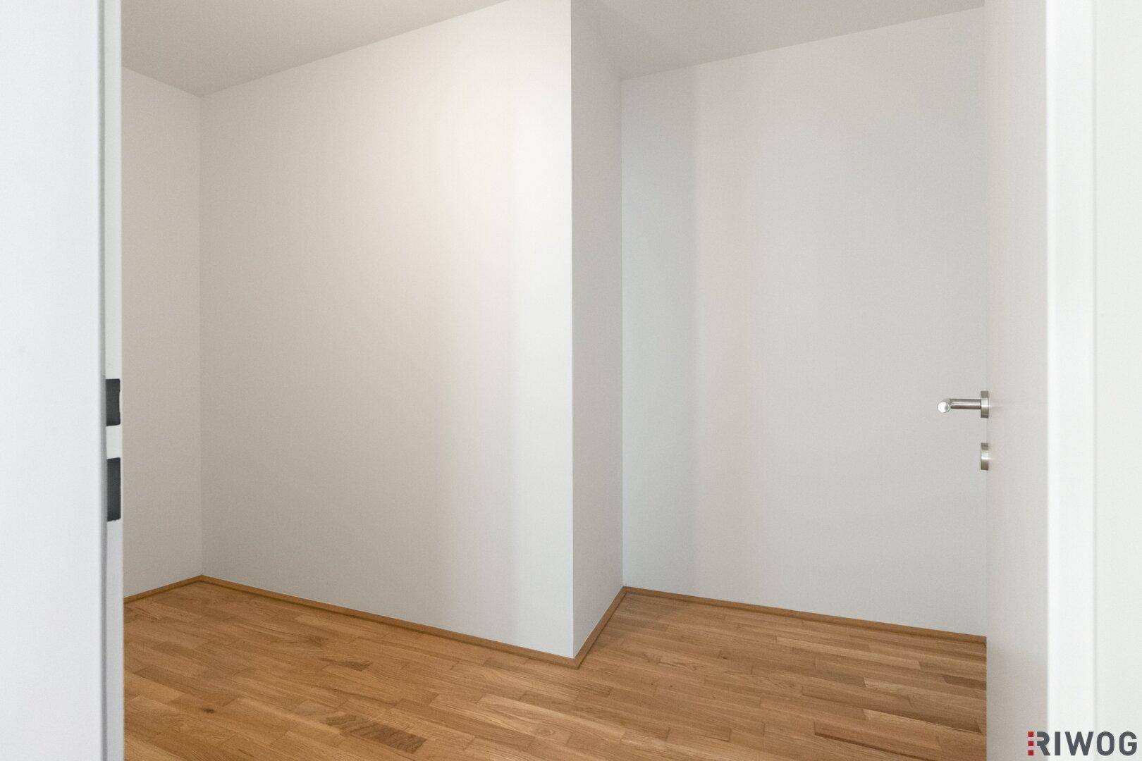 Kleiner, leerer Raum mit Parkettboden, ideal als Abstellraum oder begehbarer Kleiderschrank.