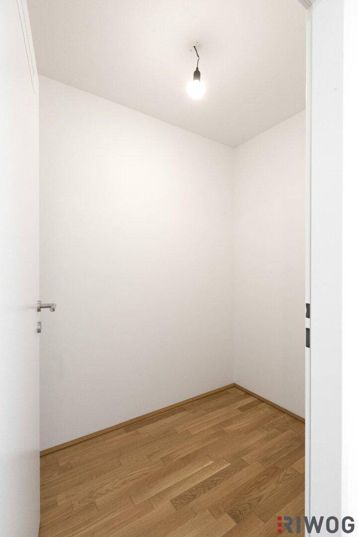 Kleiner Abstellraum mit Parkettboden, ideal für zusätzlichen Stauraum.