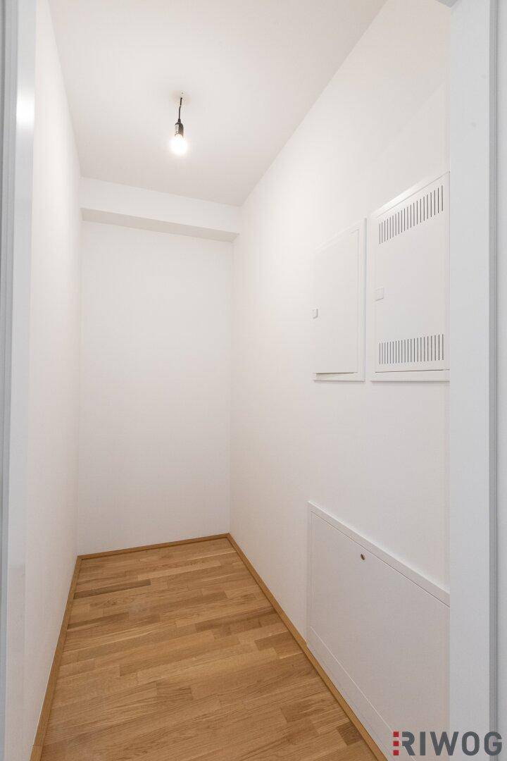 Praktischer Abstellraum mit Parkettboden und Zugang zu den Hausinstallationen.
