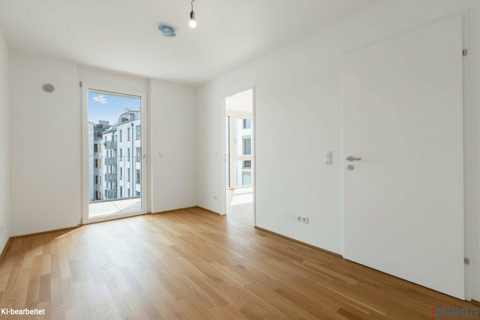 Helles Schlafzimmer mit Parkettboden und Zugang zum Balkon, ideal für einen ruhigen Rückzugsort.