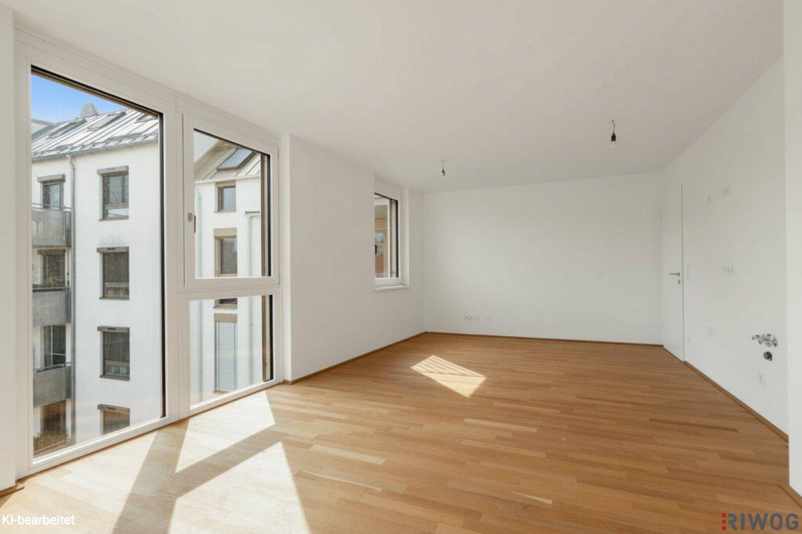 Geräumiger Wohnraum mit Eichenparkett und bodentiefen Fenstern, die einen Blick auf die Stadt bieten.