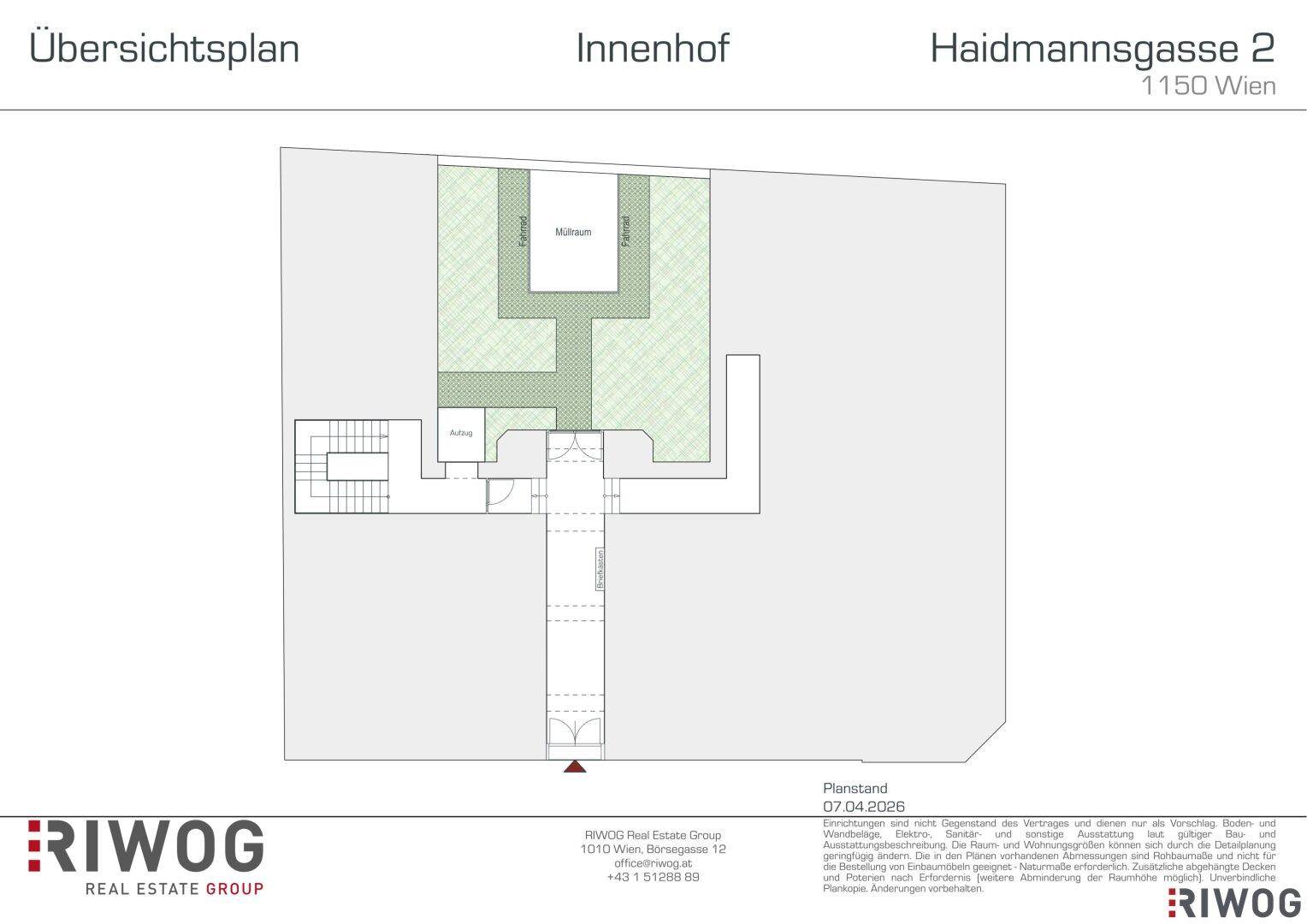 Grundriss des Innenhofs mit Grünflächen und Zugangsbereichen.