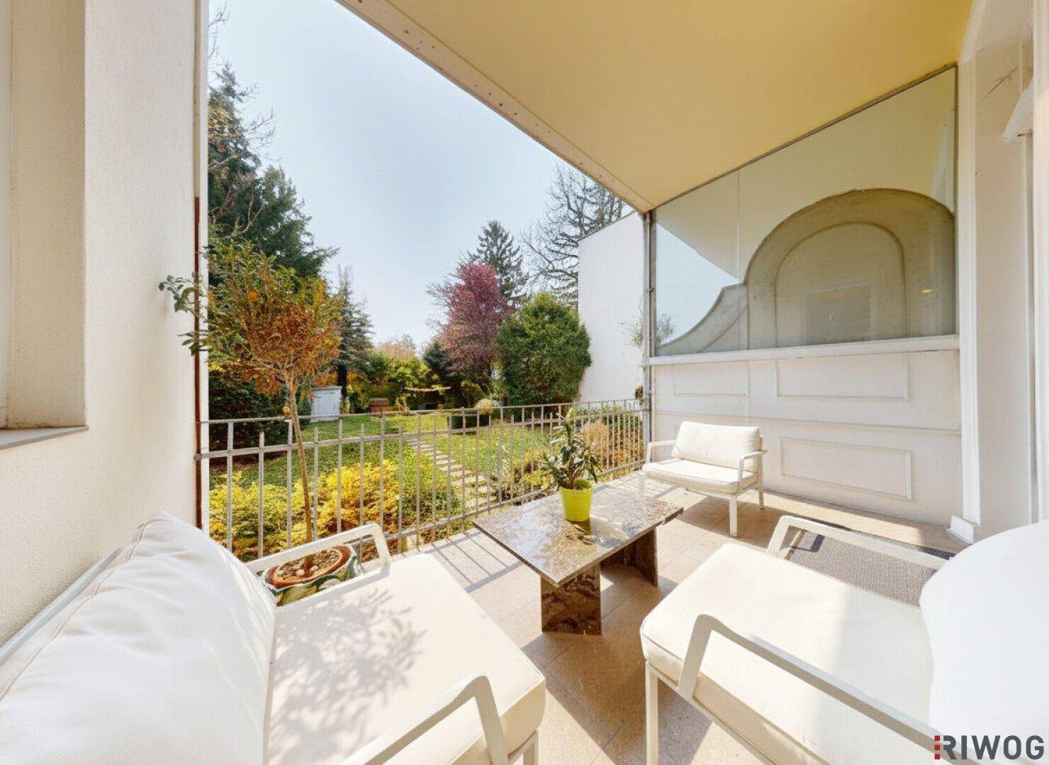 Helle und geräumige Terrasse mit bequemen Sitzmöbeln und einem schönen Blick in den grünen Garten.
