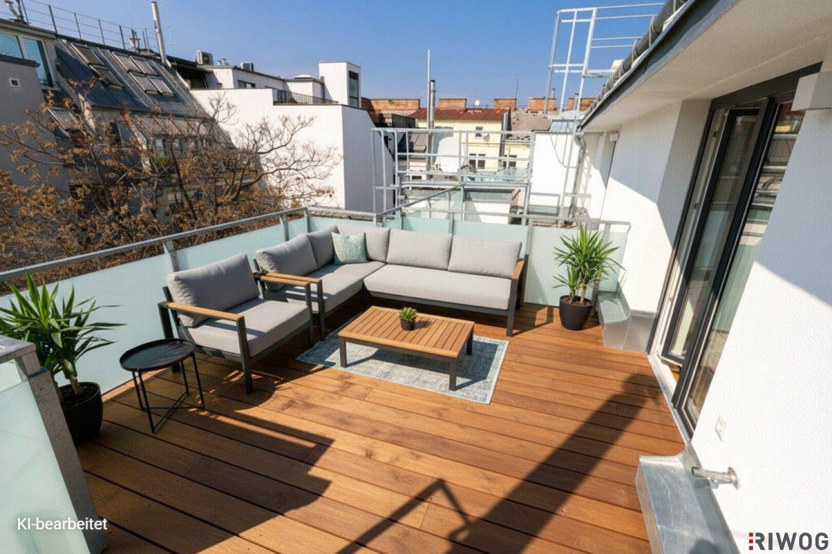 Möblierte Dachterrasse mit Holzboden, bequemen Sitzgelegenheiten und Blick auf die umliegenden Gebäude.