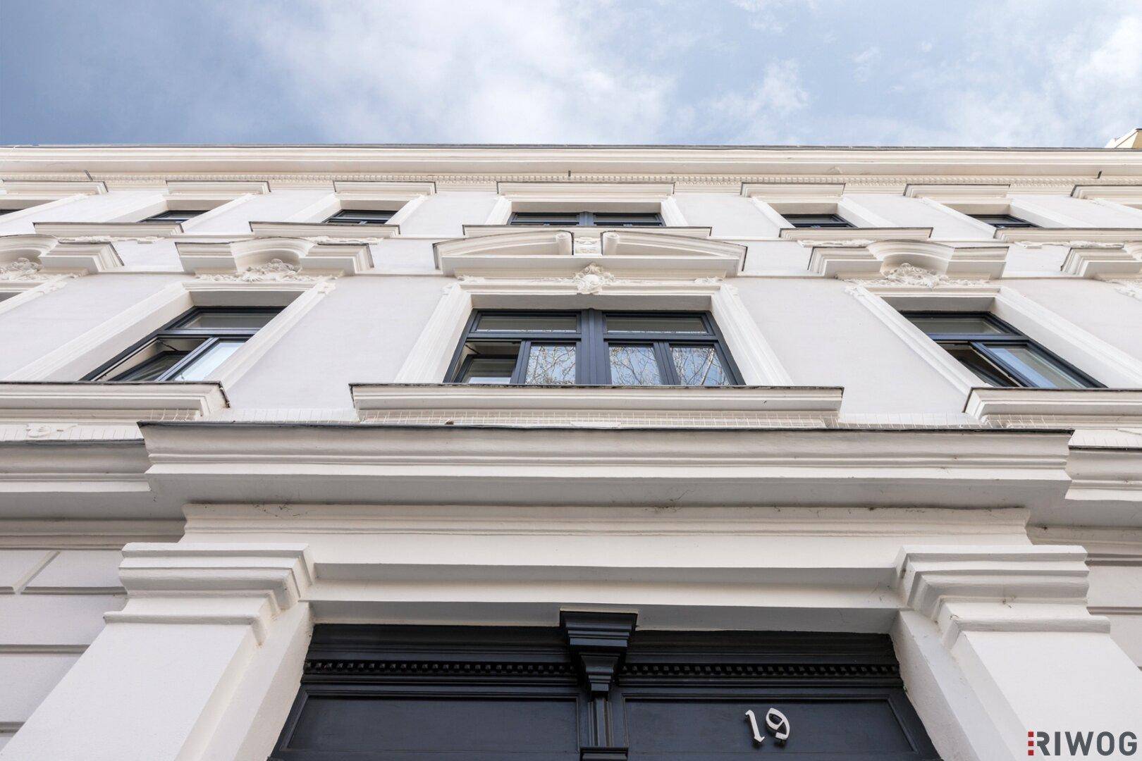 Detailansicht des reich verzierten Eingangs einer historischen Fassade mit klassischer Architektur.