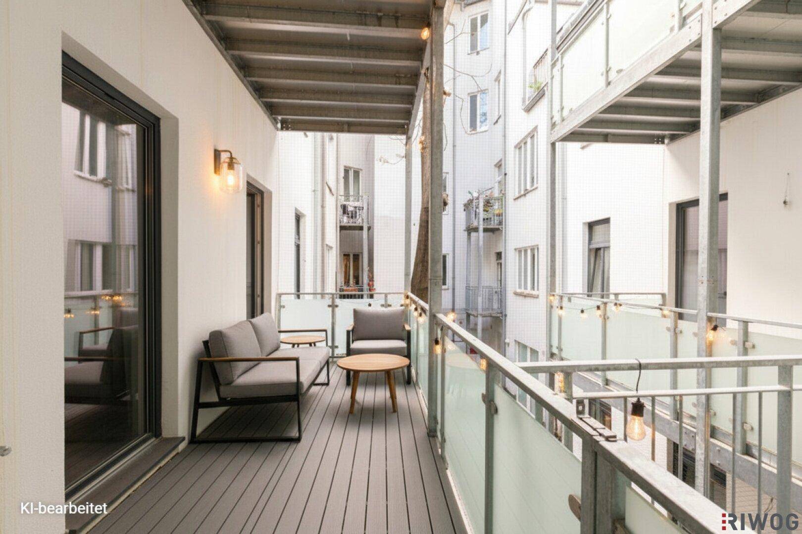 Gemütlicher Balkon mit Sitzgelegenheiten und Blick auf den Innenhof.