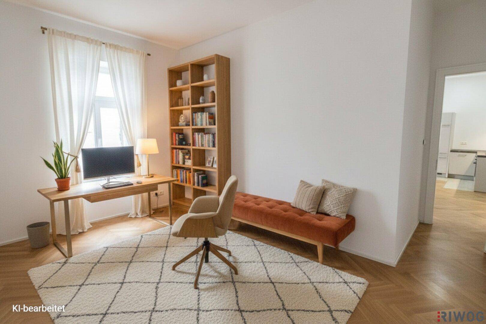 Helles Arbeitszimmer mit Holzschreibtisch, Bücherregal und Teppich.