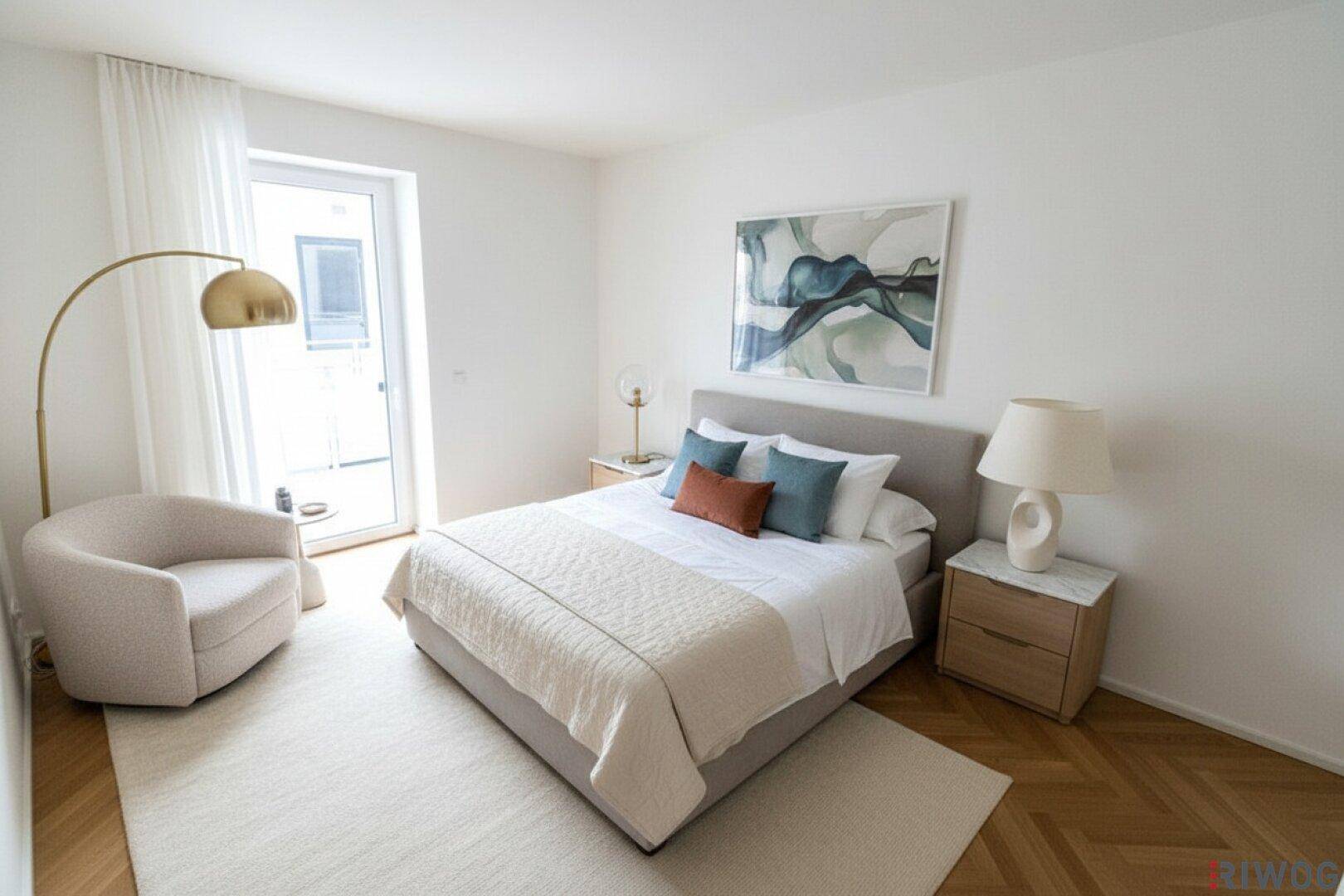 Helles Schlafzimmer mit Fischgrätparkett, modernem Bett und Zugang zu einem Balkon.