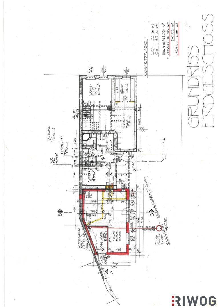 Grundriss des Erdgeschosses mit Wohnbereich, Küche und Zugang zu einem Balkon.
