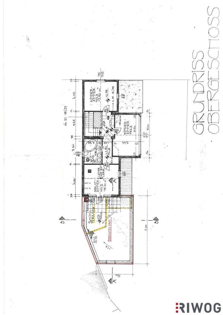 Grundriss des Obergeschosses mit Schlafzimmern, zwei Bädern und einem weiteren Balkon.