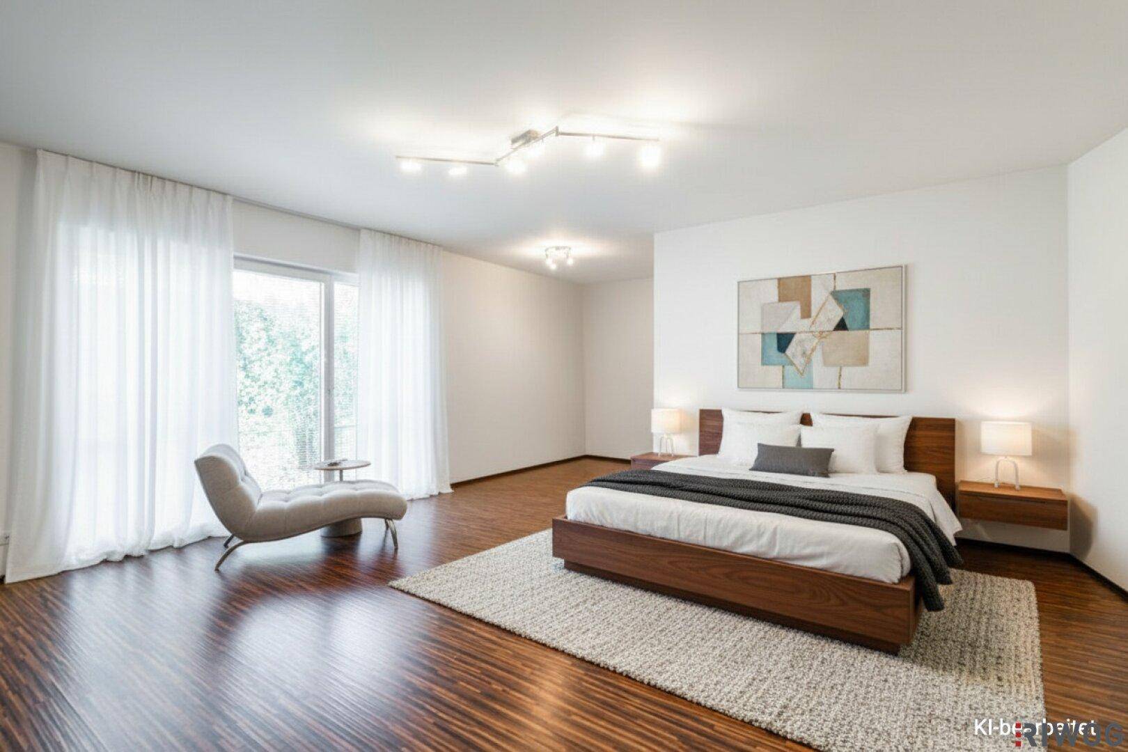 Stilvoll inszeniertes Schlafzimmer mit Holzboden, modernem Bett und großen Fenstern mit Vorhängen.