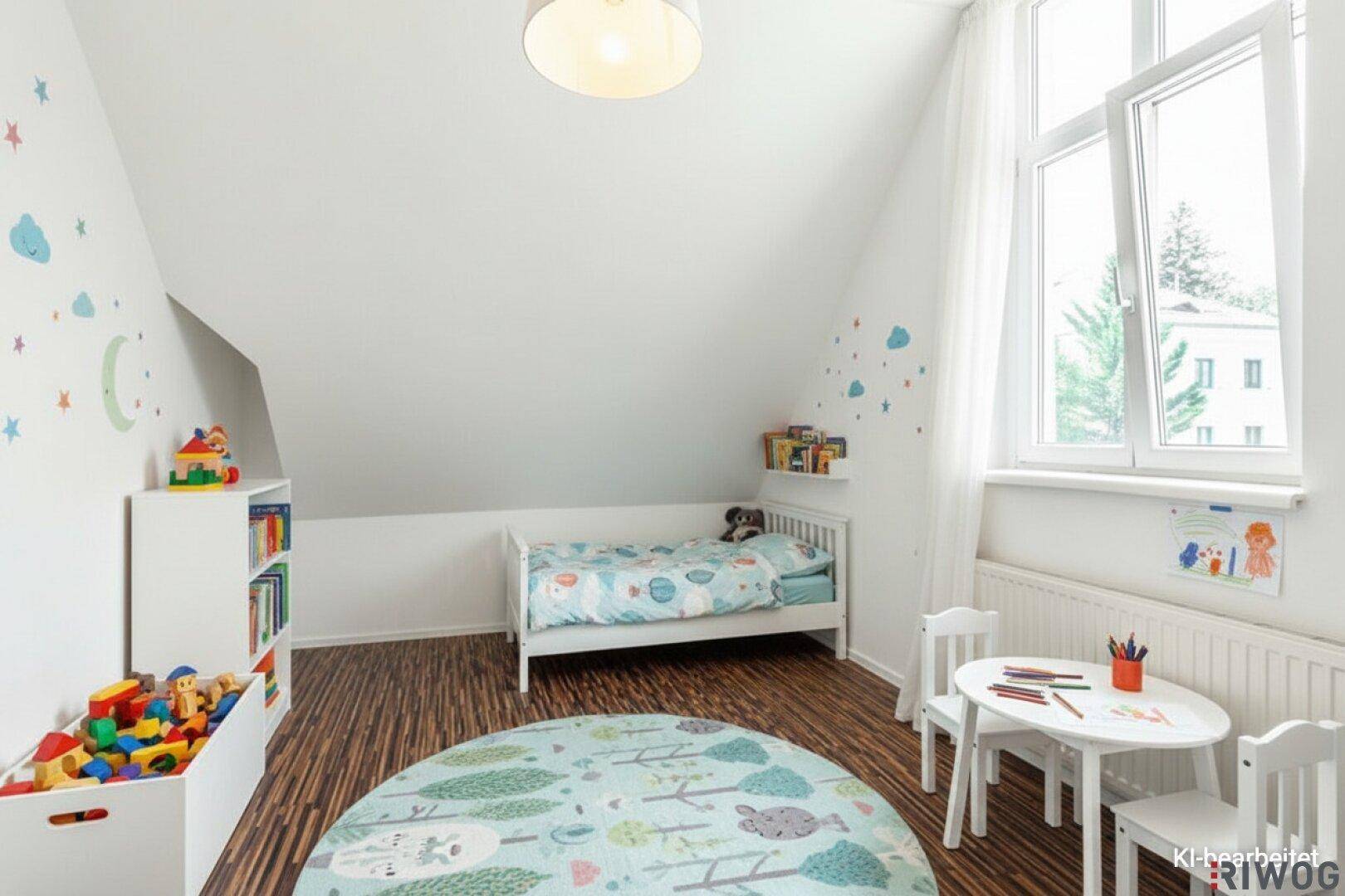 Freundliches Kinderzimmer im Dachgeschoss mit Schrägdach, Spielzeug und Laminatboden.