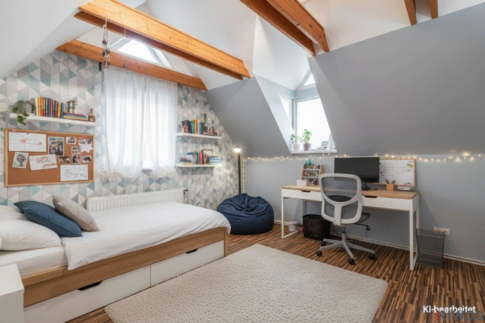 Modern eingerichtetes Jugendzimmer im Dachgeschoss mit Schreibtisch und Laminatboden.