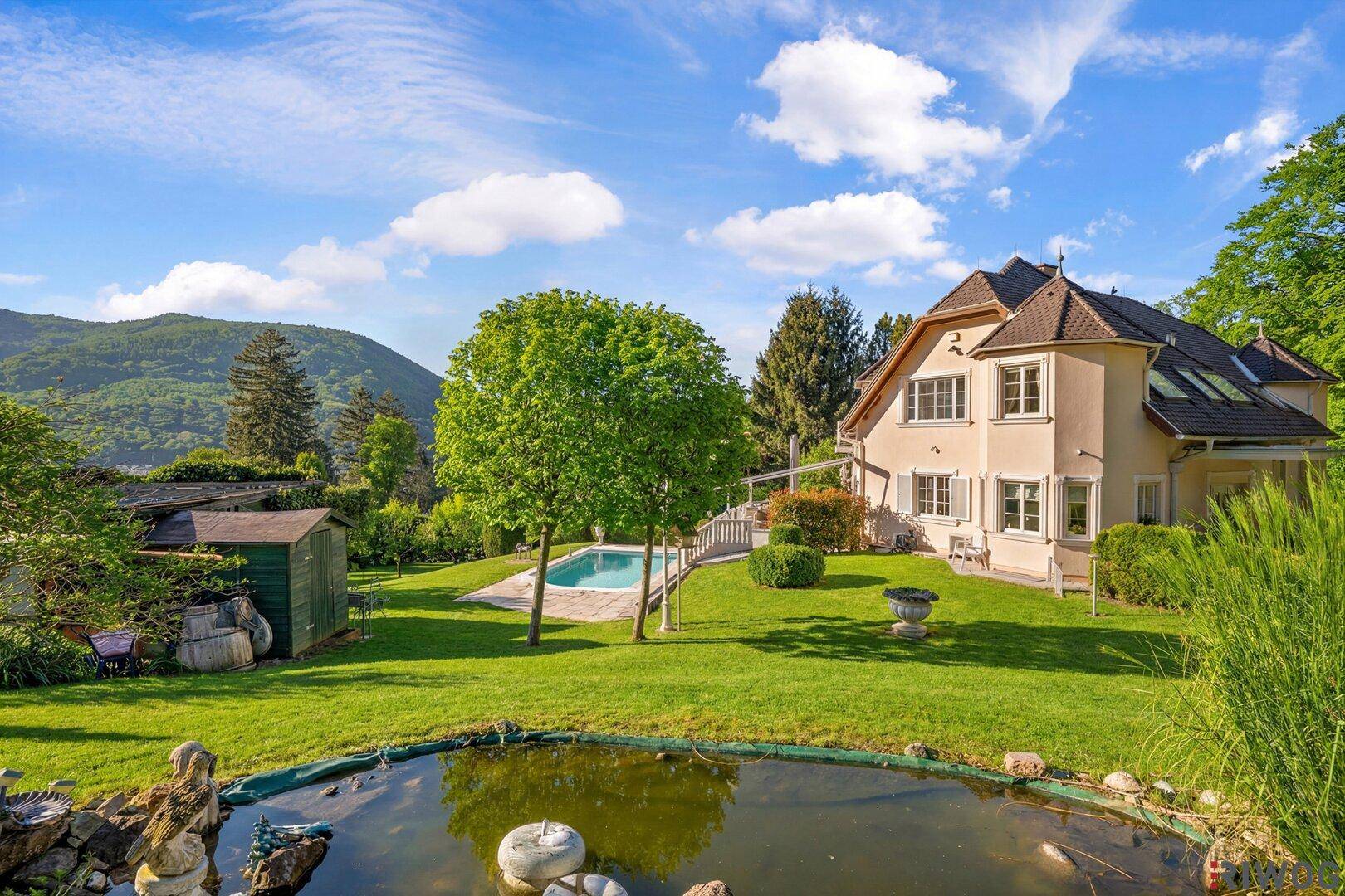 Rückansicht der Villa mit großem Garten, Pool, Teich und Gartenhaus.