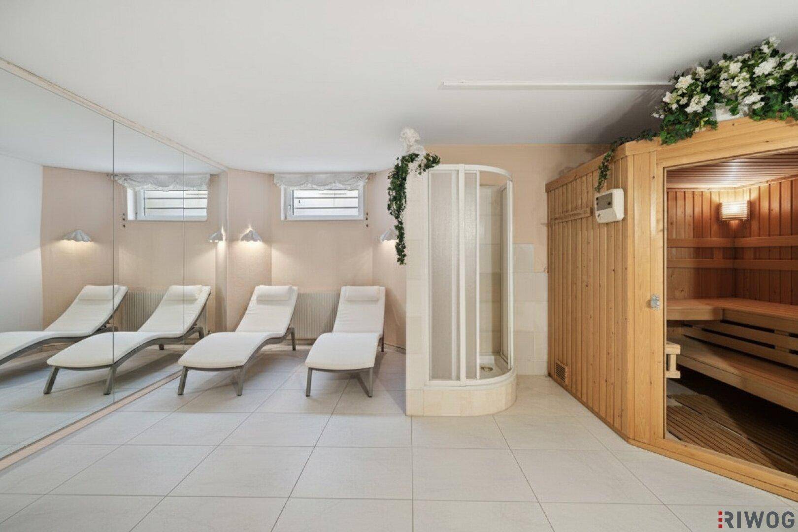 Entspannender Wellnessbereich mit Sauna, Dusche und Liegestühlen für Erholung.