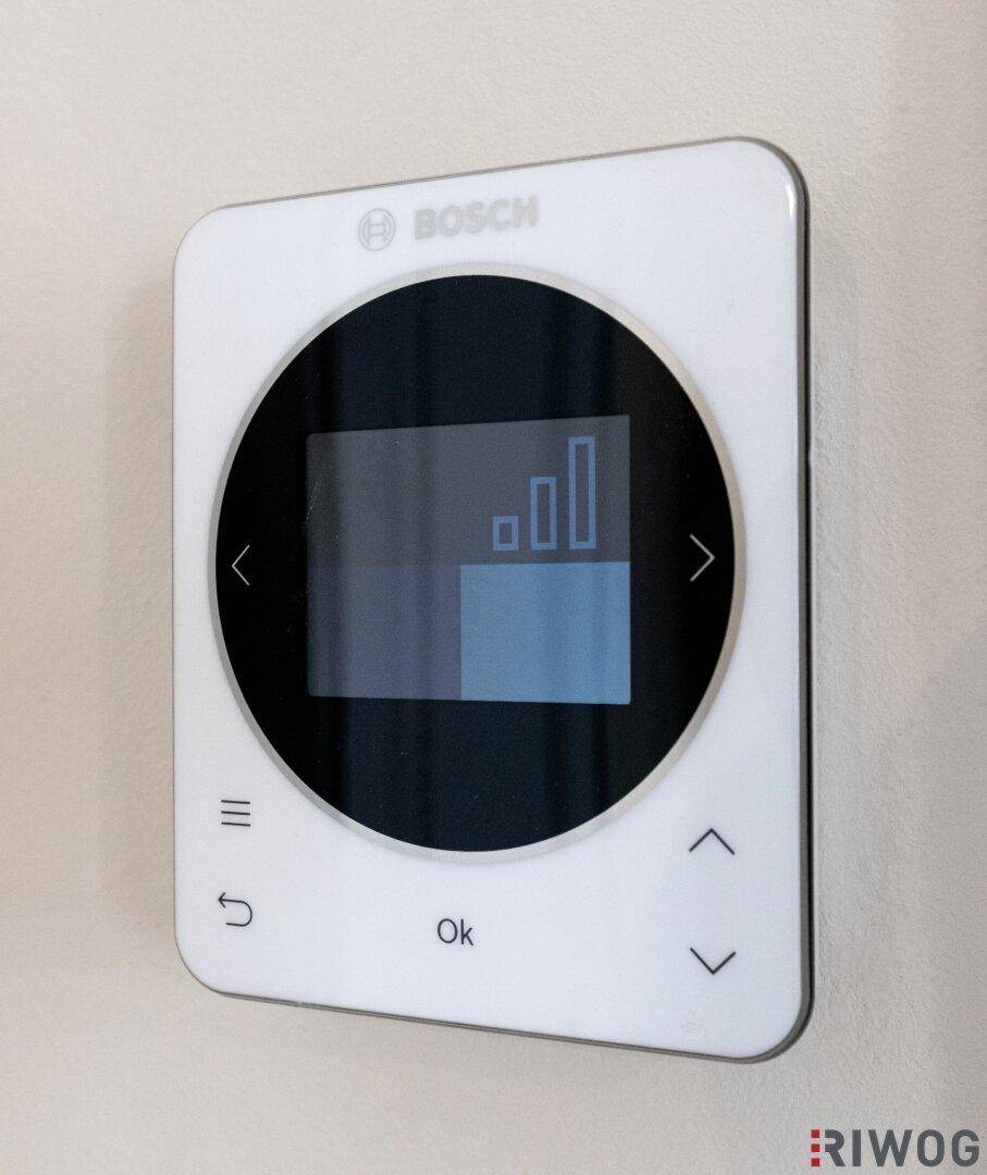 Modernes Bosch Smart-Home-Thermostat zur intelligenten Steuerung der Raumtemperatur.